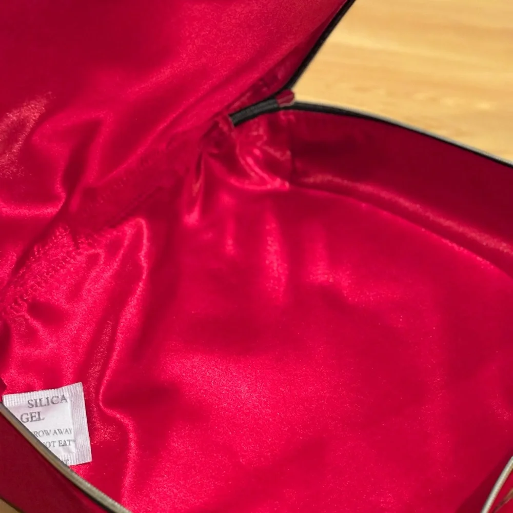Estee Lauder Large  Red Bow Makeup Bag‎